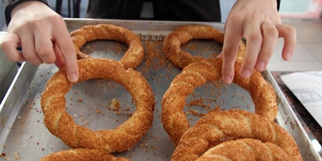 4. Tablaya dökülmüş bol bol simit susamı