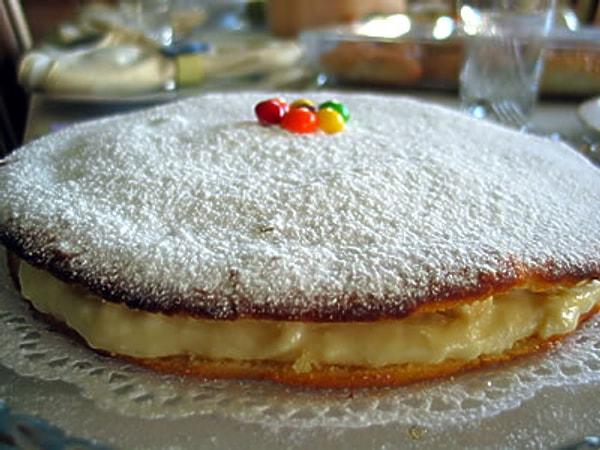 12. Pastanın tam ortasında bulunan, kaşıkla dalmalık pasta kreması