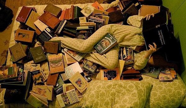17. "Yatmadan önce okuyabileceğiniz iyi bir kitap ya da dergiye sahip olduğunuzu bilmek zevklerin en büyüğüdür."