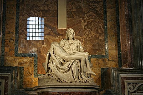 15. Son soru. Bir baş yapıt olarak değerlendirilen Pieta heykeli hangi sanatçının eseridir?