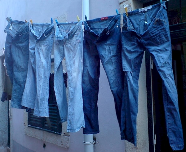 6. В стране запрещены джинсы