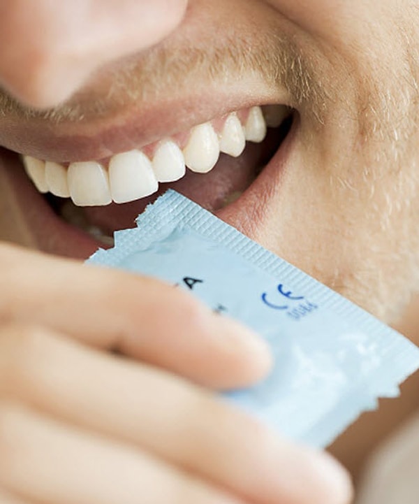 2. Открывать презерватив зубами