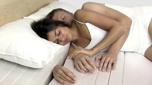 5. Çiftlerin birbirini rahatsız etmeksizin sarılarak uyumalarını sağlayan sarılma yatağı, yan tarafına yatarak uyumayı sevenler için de ideal.