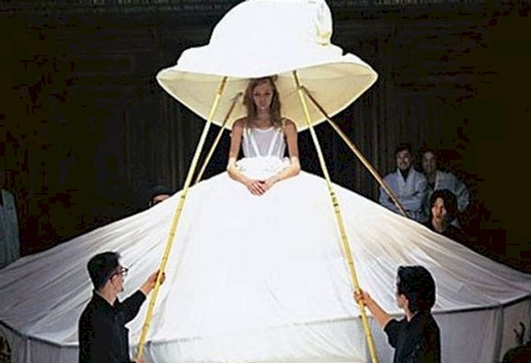 7. "Да, мое платье обслуживает команда из шести человек"