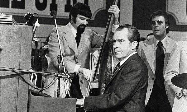 6. Eski A.B.D. başkanı Richard Nixon 1969 yılında, 2 saat boyunca 40 bakanıyla birlikte “LSD Simülasyonu” yaparak rock müzik dinledi.