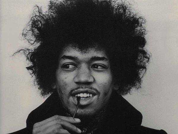 10. Tüm zamanların en iyi gitaristlerinden biri olarak gösterilen Jimi Hendrix 1942 yılında Seattle'da doğmuştur.