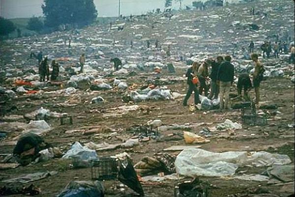 6. Woodstock festivalinin bitiminde, festival alanına temizlik için buldozer ve kepçeler girdi.