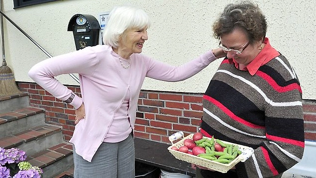 Evsizlerin topluma geri kazandırılabilir bireyler olduğunu savunarak işe koyulur.