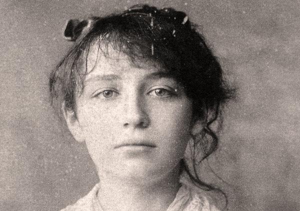1864 yılında Fransa'da dünyaya geldi. Yetenekli bir çocuktu, fakat o dönemde kadınların sanat eğitimi alması yasaktı.