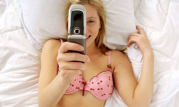 8. "Мой парень постоянно смотрит порно. Я чувствую себя отвратительно по этому поводу. Особенно когда я отправляю ему фото, где я обнажена, а он даже не отвечает на них"