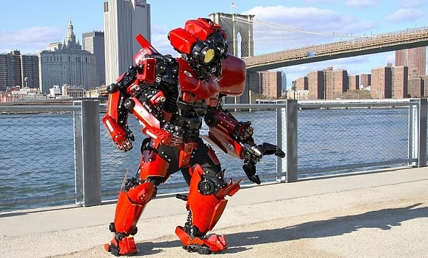 6. Джагер из "Тихоокеанский рубеж" (костюм сделан из металла)