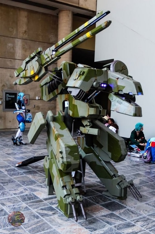 10. Это не скульптура, это человек в костюме!