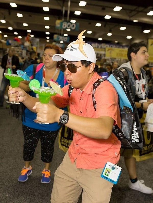 7. Парень с коктейлями из "Мир Юрского периода"