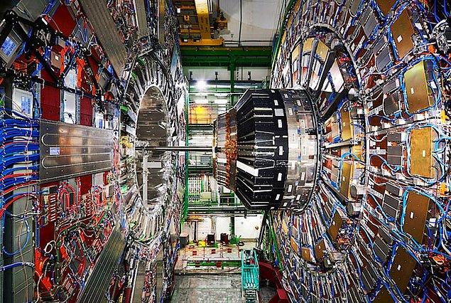 3. CERN bünyesindeki Büyük Hadron Çarpıştırıcısı, dünyanın en büyük makinesi olma ünvanına sahip.