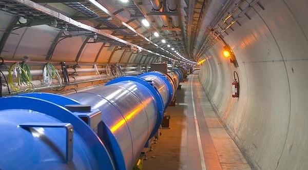 7. CERN'deki protonlar saniyede 11,245 kere tur atabiliyorlar.