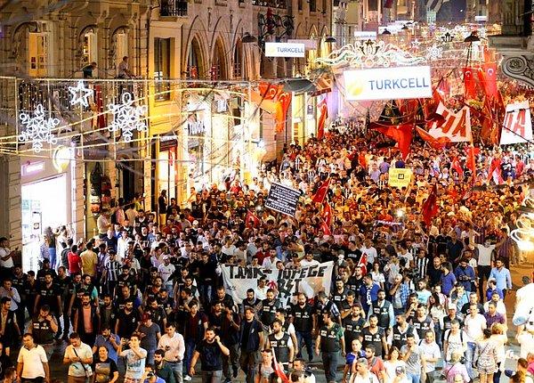 Her renkten taraftar Taksim Meydanı'nda darbe girişimini protesto etti. Rakip takımların taraftarları omuz omuza yürüyerek net bir mesaj verdi.