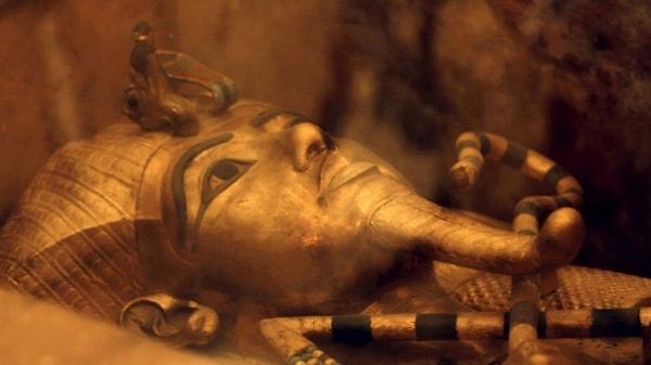 1. Asıl adı Tutankhaton, kendi seçtiği adı Tutankhamun, lakabı ise "çocuk kral" olan bu kral,  MÖ. 1341 yılında doğmuştur.