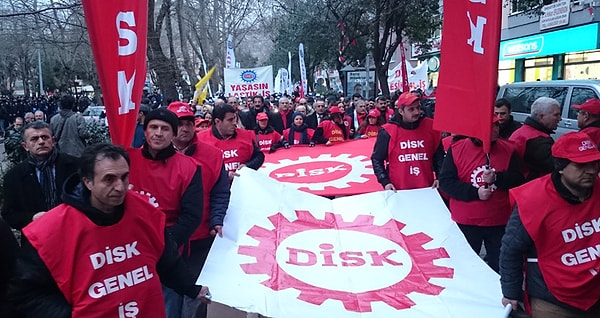 DİSK: ‘Ne darbe ne olağanüstü hal, çözüm demokrasi’