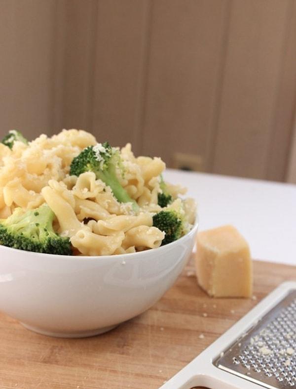 4. Brokoli emin olun güzel sebzelerden, hele bir de makarnayla birleşince yemeyin de yanında yatın!