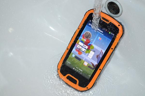 4. Japonya'da çoğu genç duşta bile kullandığı için, telefonların %90'ı suya dayanıklı olarak üretilmektedir.