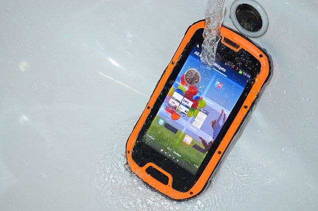4. Japonya'da çoğu genç duşta bile kullandığı için, telefonların %90'ı suya dayanıklı olarak üretilmektedir.