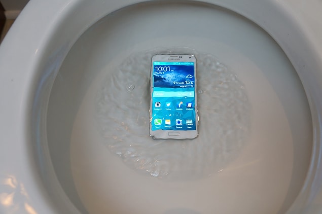 8. İngiltere'de her yıl 100,000 telefon klozete düşürülmektedir.