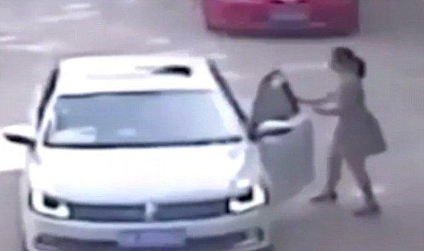 Güvenlik kameralarına yansıyan görüntülerde, bir kadın aracından çıkar çıkmaz bir kaplanın saldırısına uğruyor ve sürükleniyor.