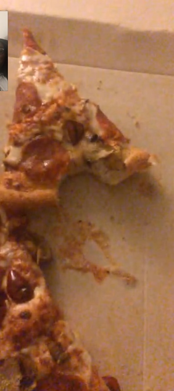 11. О нет, как можно так надругаться над святым - над пиццей 😱: