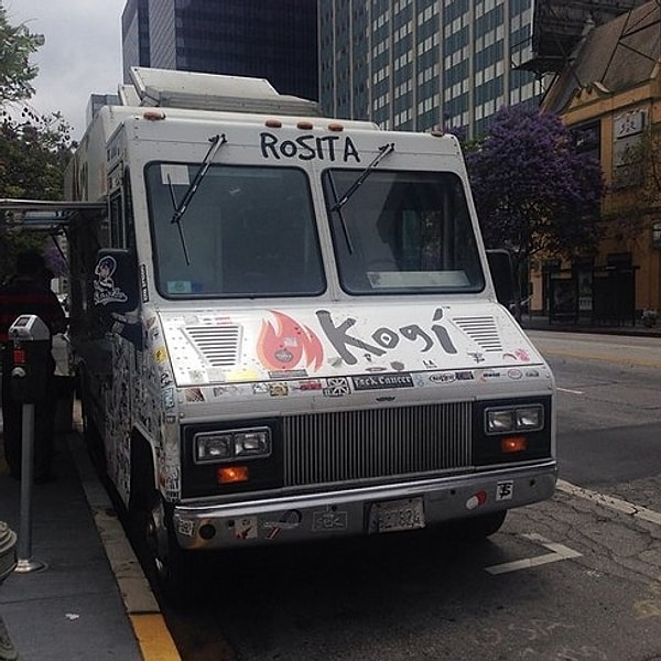 6. Каждый выбирает свое направление. Кто-то готовит салаты.