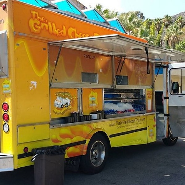 8. Зачем нам фургоны, если есть кафе и рестораны? Во-первых, они есть не везде. Например, в парках или на пляжах их не так уж и много. А если и есть, то цены в них заставят ваш кошелек несколько уменьшиться в объемах. Не лучше ли вкусно и недорого перекусить на открытом воздухе?