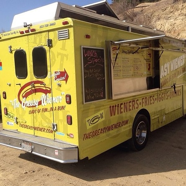 10. Ах да! Далеко не все предлагают вам еду "стоя". Многие выставляют рядом с фургоном пару-тройку раскладных столиков и стульчиков. Все для клиента!