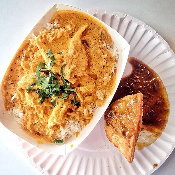 4. Поклонники здорового питания могут возразить: "Да там же один фастфуд!". И будут неправы, потому что последнее время в фургонах-едальнях стали готовить и вполне вкусные домашние полезные блюда.