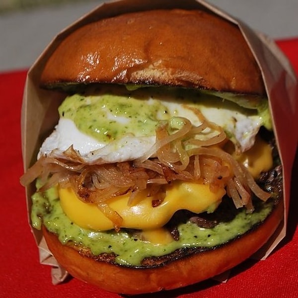 7. А кто-то - привычные и традиционные гамбургеры.