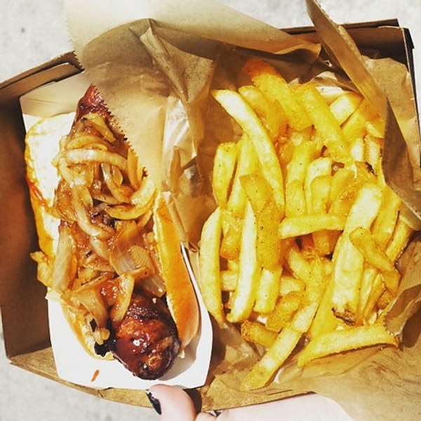 10. Ах да! Далеко не все предлагают вам еду "стоя". Многие выставляют рядом с фургоном пару-тройку раскладных столиков и стульчиков. Все для клиента!