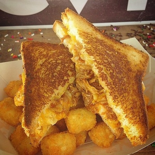 8. Зачем нам фургоны, если есть кафе и рестораны? Во-первых, они есть не везде. Например, в парках или на пляжах их не так уж и много. А если и есть, то цены в них заставят ваш кошелек несколько уменьшиться в объемах. Не лучше ли вкусно и недорого перекусить на открытом воздухе?