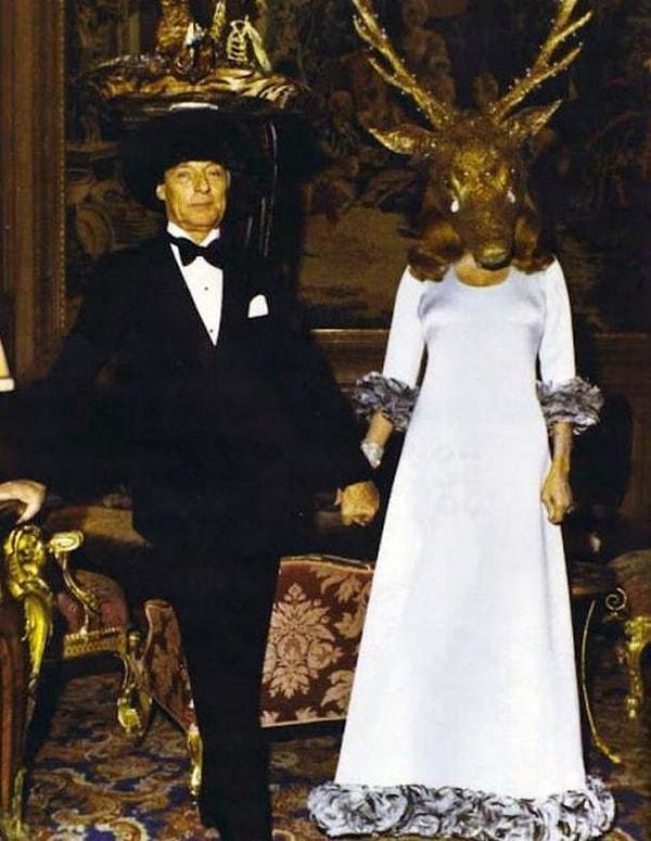 15. Bu fotoğrafta, partinin ev sahipliğini yapan Marie-Hélène, kafasına giydiği canavar maskesi ve üzerindeki mücevherle yer almış bu partide.
