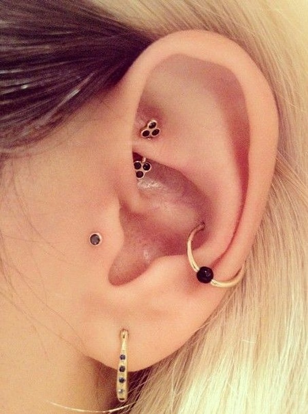 17. Хорошо размещенный пирсинг из нескольких крошечных гвоздиков выглядит очень эффектно.