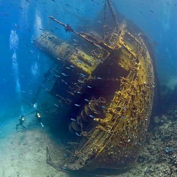 Binlerce dolarlık bir tur sırasında Atlantik'e dalmakta olan bir denizaltı kayboldu.