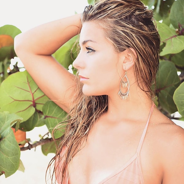 5. Сейчас девушка живет в Майами.