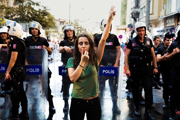 "Onur Yürüyüşü. Dün (28 Haziran 2015), İstanbul, Türkiye"