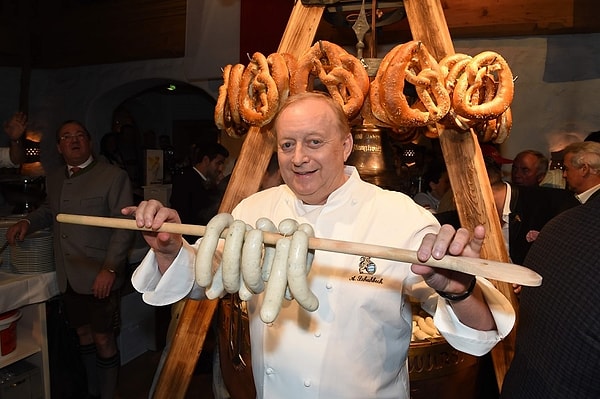 2. Учился в Академии гостиничного хозяйства.