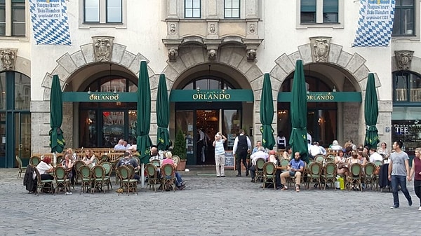 5. Пока наконец не открыл свой собственный ресторан в Мюнхене под названием Kurhausstüberl.