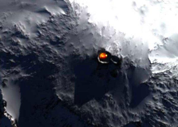 Bu da Erebus'un uzaydan çekilmiş bir görüntüsü. Onca beyazın arasında lav gölü ben buradayım diye bağırıyor.