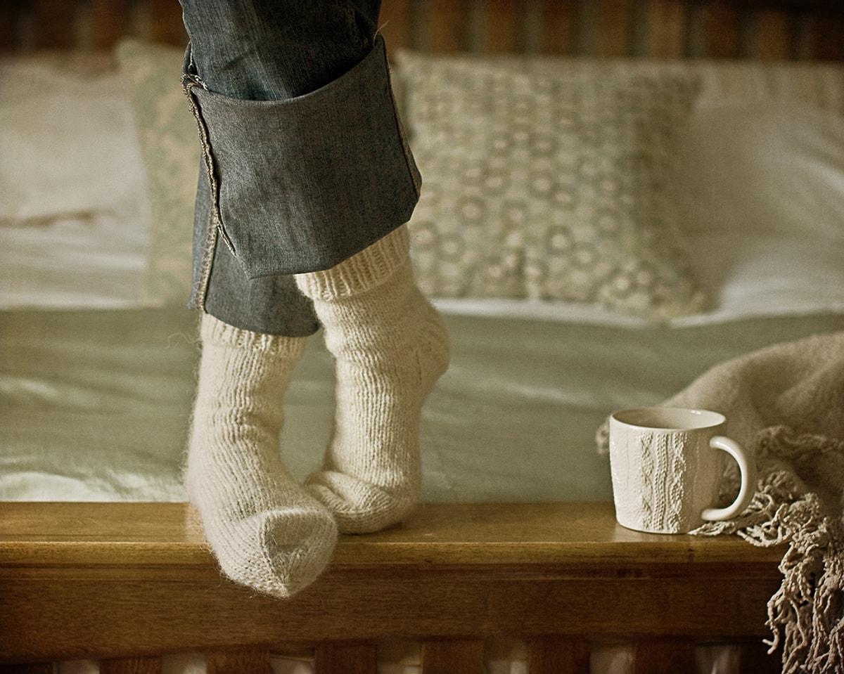 Носочках жену. Уютные шерстяные носки. Носки вязаные уютные. Ноги в шерстяных носках. Теплые уютные носочки.