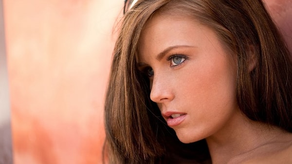 12. А сколько лет этой девушке?