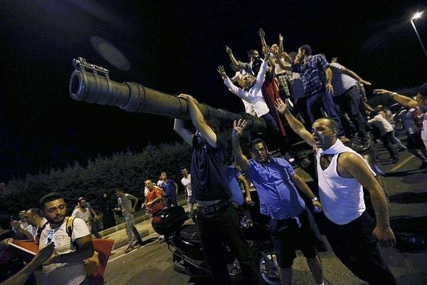 29. 15 Temmuz - Türkiye'nin En Uzun Gecesi: Tankların Karşısında Direnen Bir Halk