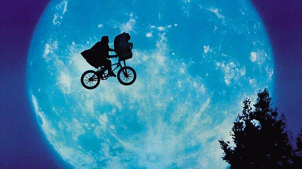 10. "E.T. the Extra-Terrestrial" filminde Harrison Ford'un okul müdürü olarak yer aldığı bir sahne de vardı.