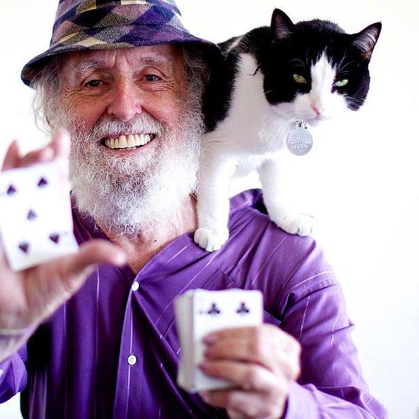 13. Eskiden multi milyoner olan Paul Fegen 78 yaşında. Şimdi hayatını sihirbazlıktan ve kart numaralarından kazanıyor.