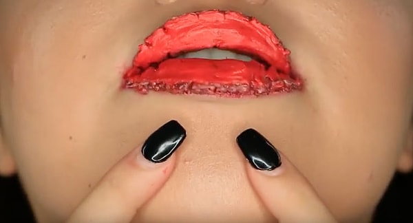 6. Lily Melrose, Tasha Leelyn и Mayra поддержали "коллег" и накрасили губы помадой. В сто слоев, конечно!