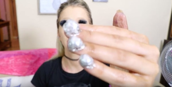 11. Сто слоев лака для ногтей.